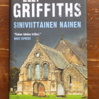 Elly Gruffiths: Siniviittainen nainen - pikkukuva 1