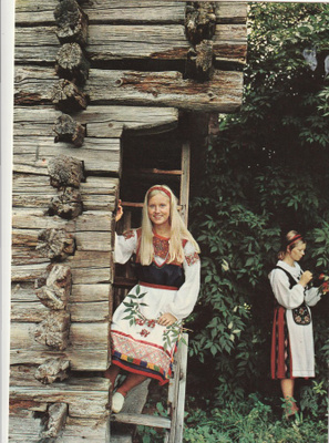 SUOMALAISIA KANSALLISPUKUJA