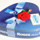 Sydämen muotoinen Cadbury´s Roses Chocolates peltipurkki - pikkukuva 2