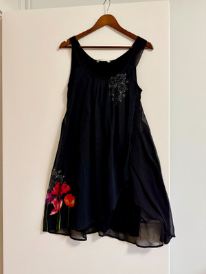 Desigual mekko paketti, kokoa 42-44, sisältää 5 mekkoa
