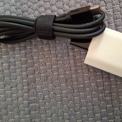 Alkupäräinen pieni Apple USB laturi ja USB-C kaapeli