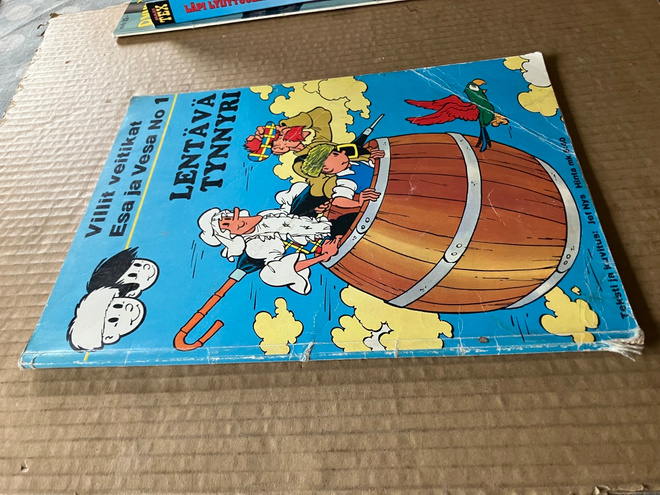 ESA JA VESA 1 LENTÄVÄ TYNNYRI