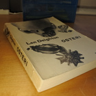 Len Deighton: Osteri, nidottu - pikkukuva 1