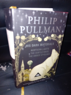 Philip Pullman : His dark materials ( SIS POSTIKULU )