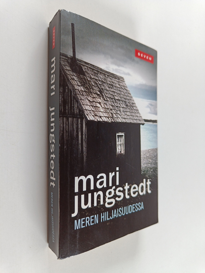 Mari Jungstedt : Meren hiljaisuudessa