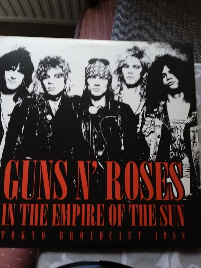2 LP-LEVYÄ: GUNS N ROSES : IN THE EMPIRE OF THE SUN