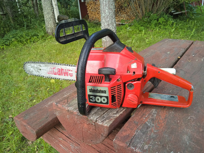 Shindaiwa 300 moottorisaha korjattavaksi