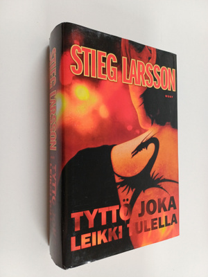 Stieg Larsson : Tyttö joka leikki tulella