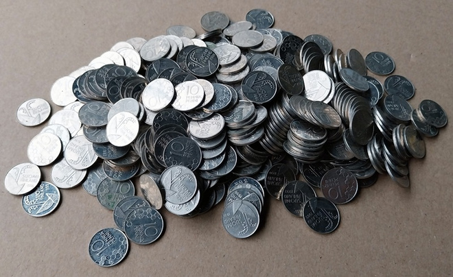 10 penniä n. 730 grammaa mm. 1990 1991 ym.