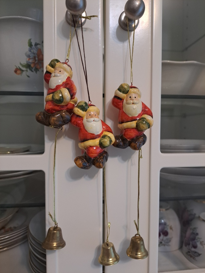 3 roikkuvaa tonttua