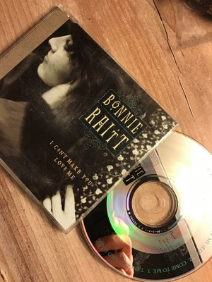 Bonnie Raitt . I cant make you love me CDS single