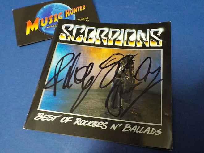 SCORPIONS 2x NIMIKIRJOITUSET BOOKLETISSA