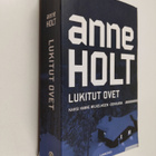Anne Holt : Lukitut ovet : Totuuden tuolla puolen ; 1222 - pikkukuva 1