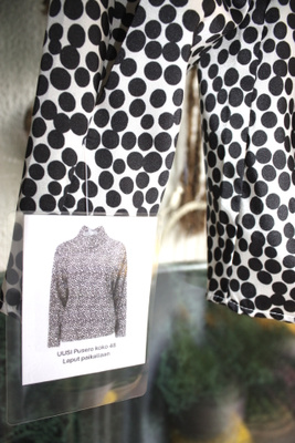Paita UUSI 48 torni kaulus reilu mustavalko pallo polka dot