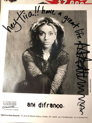 Ani DiFranco promokuva nimikirjoituksella