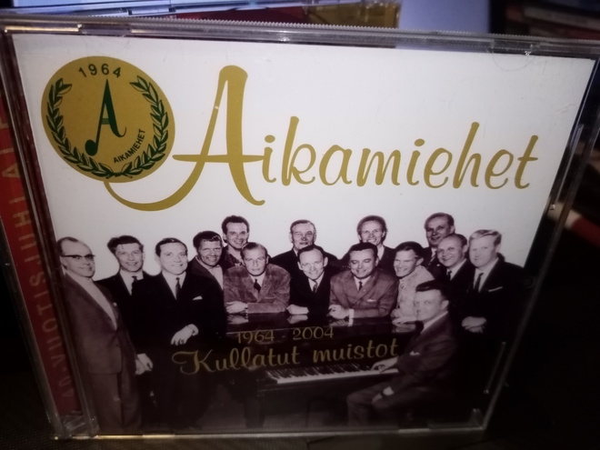 CD AIKAMIEHET 1964-2004 Kullatut muistot ( SIGNED)