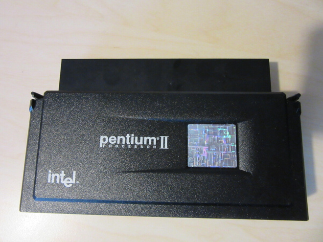 Pentium II 233 prosessori +jäähdytys ripa