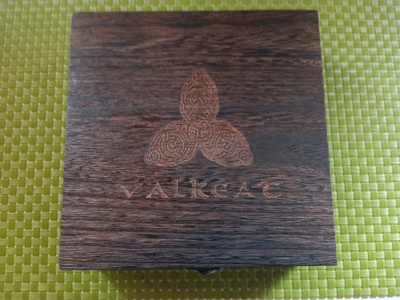 Valkeat Boksi:Cd,Ranneke,Nimmarikortti.