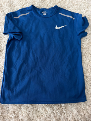 Nike teeenipaita, koko S