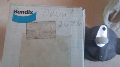 Bendix 381054 kytkimen työsylinteri tai jarrusylinteri.