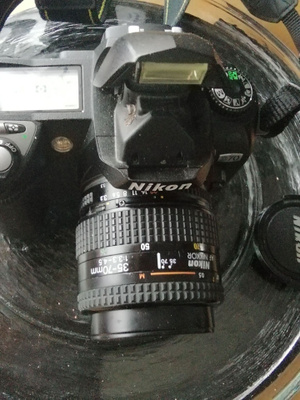 Nikon D70 runko+zoom 35-70 1:3,3-4,5