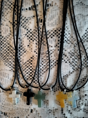 Risti kaulakoru aito kivi hinta yhdelle 5 €