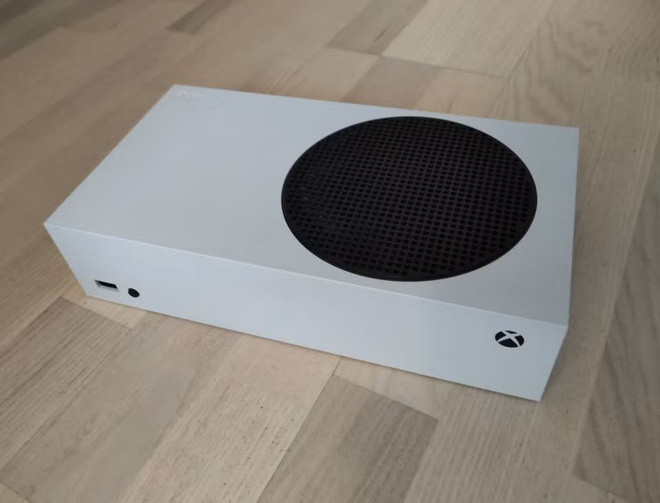 Uudenveroinen Xbox Series S + ohjain