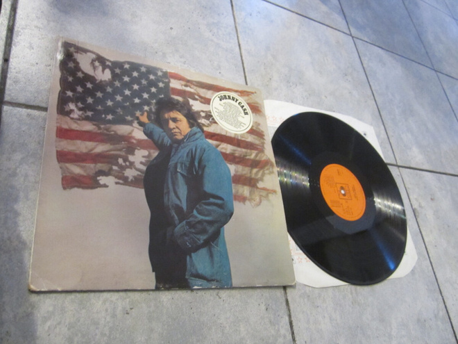 Johnny Cash – Ragged Old Flag ; LP v 1974