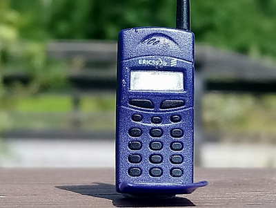 Ericsson 90 - Luvulta Puhelin pinssi. Avattava kansi. Halkai