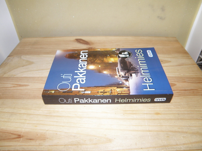 Outi Pakkanen Helmimies (nidottu)