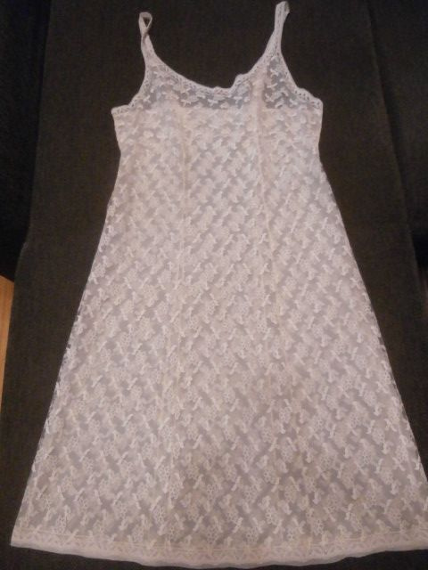 ALUSMEKKO  5.  VAALEA BEIGE VANHA PITSIALUSMEKKO, VINTAGE