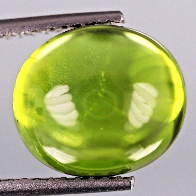 Näyttävä n. 10 karaatin peridootti kirkas 12.79 mm Pakistan