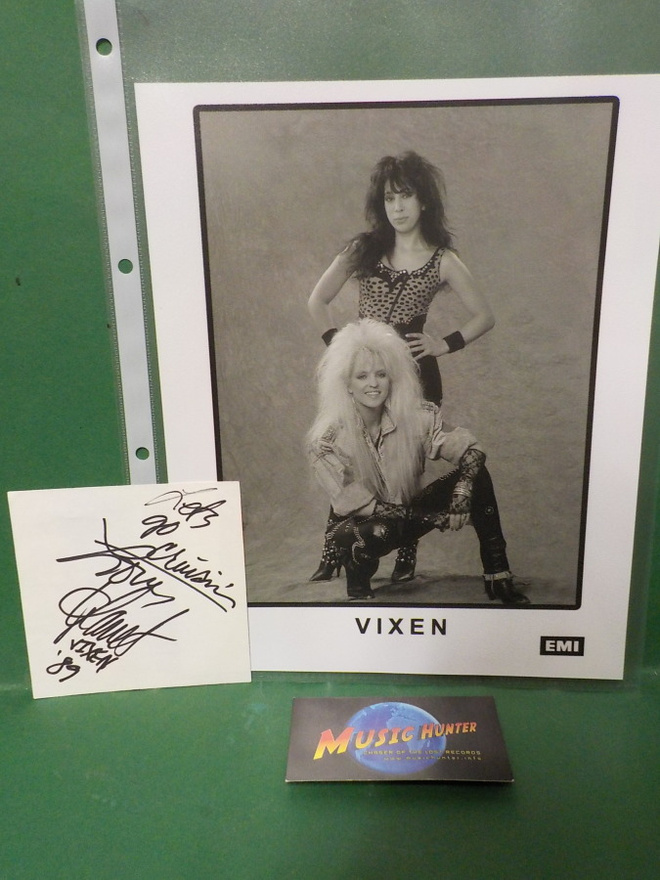 VIXEN - ROXY + JANET NIMIKIRJOITUKSET