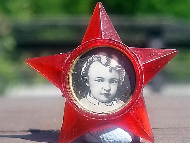 Huonompikuntoinen pinssi V.I. Lenin nuorena.