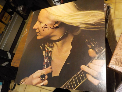 JOHNNY WINTER NIMMARI KUVASSA
