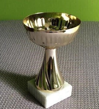 17  cm korkea palkinto pokaali