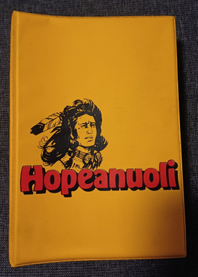 Hopeanuolikansio, jossa 12 kpl hopeanuoli lehteä.