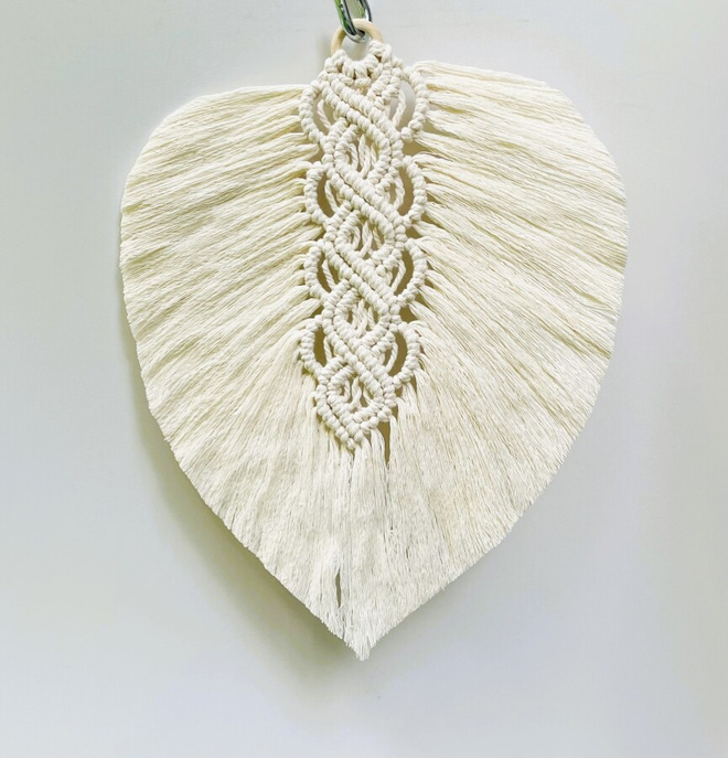 Iso makramee sulka / höyhen 7 - 28 x 35 cm