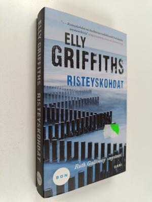 Elly Griffiths : Risteyskohdat