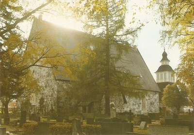 LAMMIN KIRKKO auringon paisteessa.