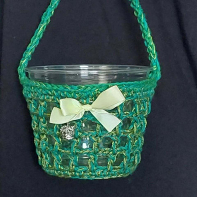 Alina´s Handmade virkattu Kertakäyttömukin kantamiseen