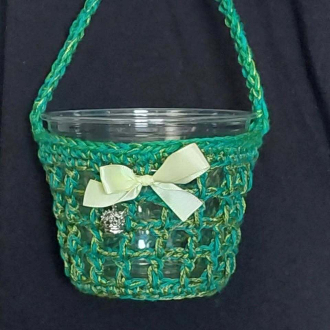 Alina´s Handmade virkattu Kertakäyttömukin kantamiseen