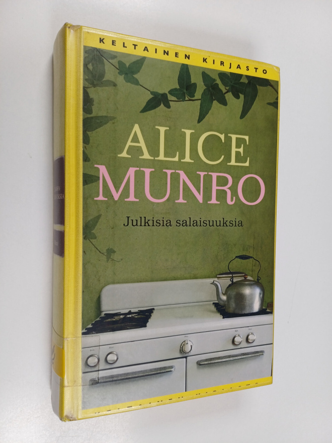 Alice Munro : Julkisia salaisuuksia : kertomuksia