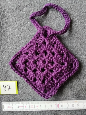 Alina´s Handmade virkattu avaimenperä airpodin suojakoteloon