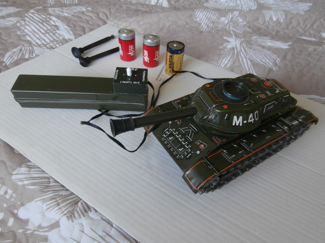 Panssarivaunu M-40 Peltilelu made in Japan Modern Toys