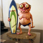 Kooks Ahoy-käsintehty "surffari"-figuuri lasialustalla - pikkukuva 1