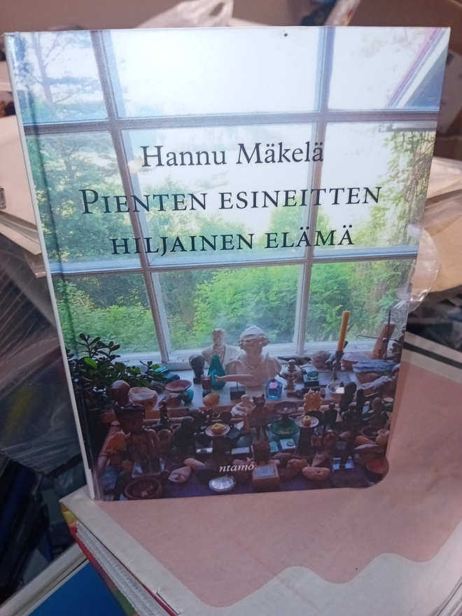 Hannu Mäkelä : Pienten esineitten hiljainen elämäkovakantine