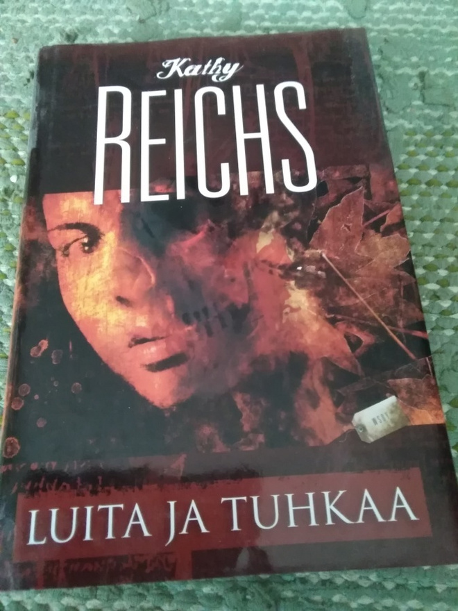 Kathy Reichs: Luita ja tuhkaa