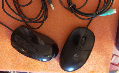 Hiiriä: 2 Pallohiirtä PS2, muut USB sekä PS2.