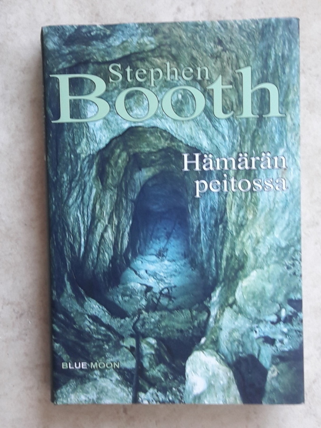 Stephen Booth: Hämärän peitossa, sid.